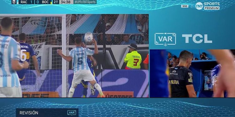 Video: el penal que pidió todo Boca y que Falcón Pérez no cobró a pesar de ir al VAR