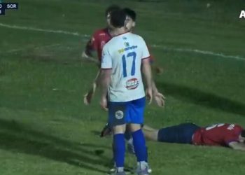 Video: la brutal trompada de nocaut en el fútbol uruguayo
