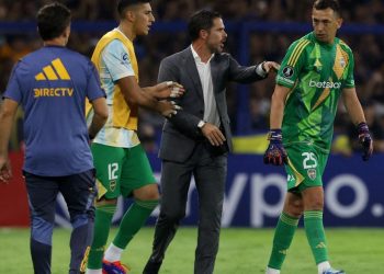 Video: la llamativa pregunta de Gago al entrenador de arqueros antes del cambio de Brey por Marchesin