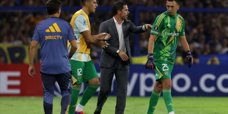 Video: la llamativa pregunta de Gago al entrenador de arqueros antes del cambio de Brey por Marchesin