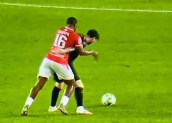 Video: los fuertes cruces de Messi con un jugador de San Miguelito que derivaron en una expulsión