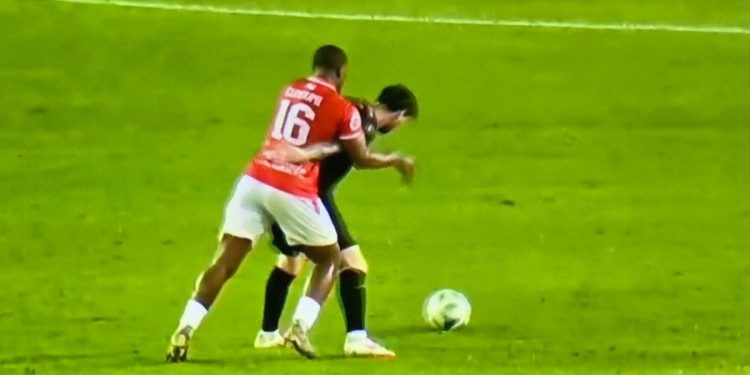 Video: los fuertes cruces de Messi con un jugador de San Miguelito que derivaron en una expulsión