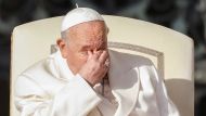 Tristeza en la Iglesia Católica: el parte médico del Papa Francisco asegura que es un paciente frágil y "no está fuera de peligro"