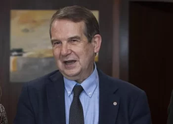 Caballero replica a Mañueco que Vigo solo tiene «cuatro conexiones» al día con Madrid