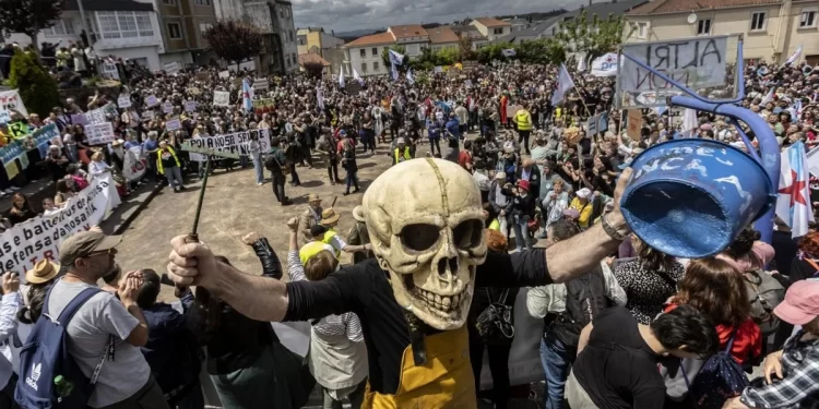 El PSdeG acusa a Rueda de «opacidad» y el BNG compara la planta de Altri con el Prestige: «Es una bomba ambiental»