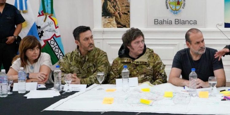 En sorpresivo viaje, Javier Milei visita Bahía Blanca tras devastador temporal que dejó 16 muertos