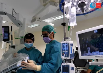 Operan a través de cirugía robótica a un bebé de 10 meses y apenas 8 kilos, el paciente más pequeño en España