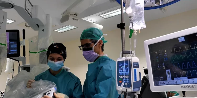 Operan a través de cirugía robótica a un bebé de 10 meses y apenas 8 kilos, el paciente más pequeño en España