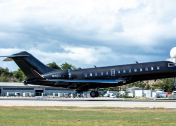 El Gobierno dijo que solo tiene “vínculos fortuitos y contingentes” con la pasajera del avión investigado y su jefe y fueron realizados todos los controles