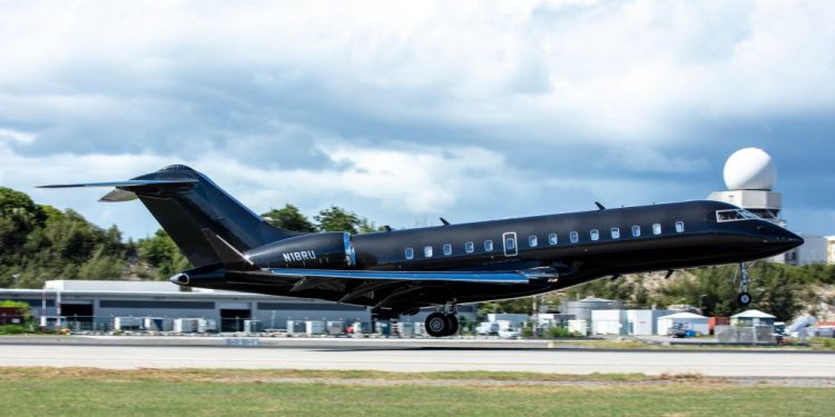 El Gobierno dijo que solo tiene “vínculos fortuitos y contingentes” con la pasajera del avión investigado y su jefe y fueron realizados todos los controles