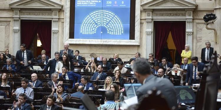 Sesión de Diputados para tratar DNU de acuerdo con FMI en directo”: El peronismo acusa al oficialismo de ‘compra de votos’ en la previa al debate” -VIDEO-