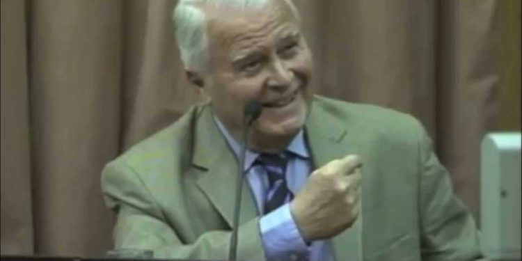 Clase magistral del General Heriberto Auel* sobre el decreto, en democracia, de aniquilamiento del terrorismo en Argentina