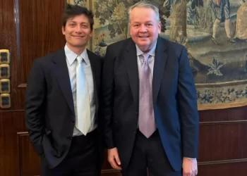 El estratega de Trump fue recibido en Casa Rosada por Santiago Caputo y aseguro que “El acuerdo de libre comercio está cerca”