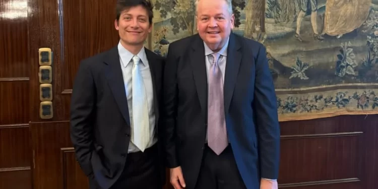 El estratega de Trump fue recibido en Casa Rosada por Santiago Caputo y aseguro que “El acuerdo de libre comercio está cerca”