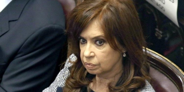 Con cinismo, vulgar estilo y falacias, la condenada por corrupción, Cristina Kirchner, arremete contra Javier Milei por acuerdo con el FMI