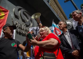 Marcha de jubilados y organizaciones de izquierda al Congreso con banderas de palestina: tensión con las fuerzas de seguridad que debieron aplicar el protocolo antipiquetes