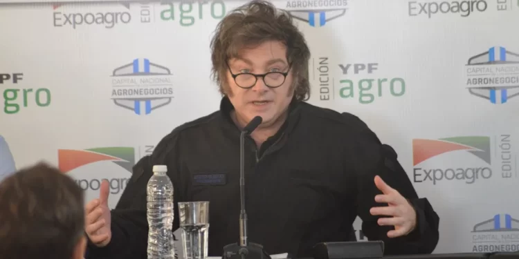 Milei promete eliminar el cepo y las retenciones: “Venimos a liberar al campo del peso asfixiante del Estado”. Fue muy duro respecto a los intentos golpistas y dijo…-Video-