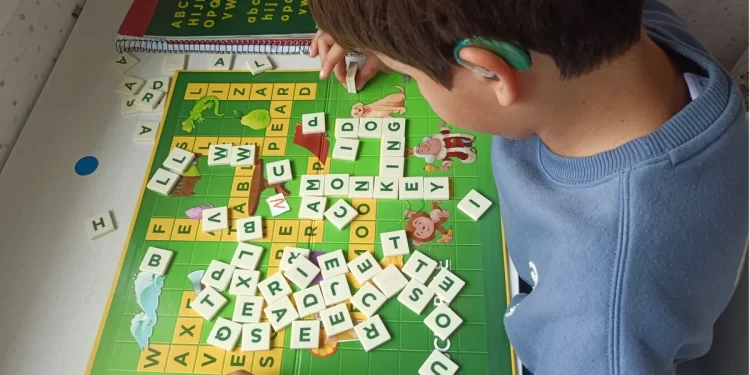 Niños con sordera en Andalucía, excluidos de las becas del Ministerio de Educación