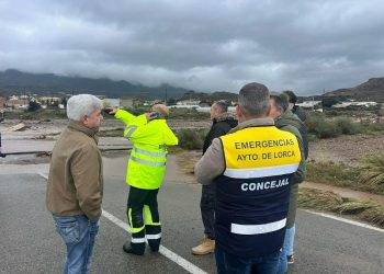 Buscan a un hombre arrastrado por la corriente tras el desborde de una rambla en el municipio murciano de Lorca