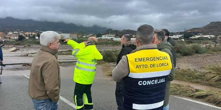Buscan a un hombre arrastrado por la corriente tras el desborde de una rambla en el municipio murciano de Lorca