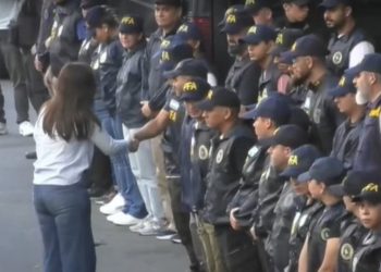 Victoria Villarruel saludó a los policías que custodian el congreso