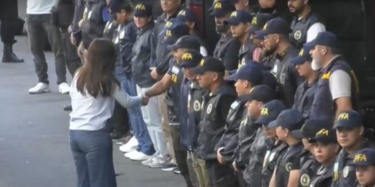 Victoria Villarruel saludó a los policías que custodian el congreso