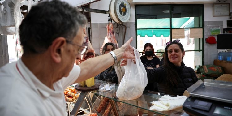 La inflación tuvo un leve repunte y quedo en 2,4%, impulsada por tarifas, alquileres y alimentos. A comienzos de 2024 se había situado en 20,6%