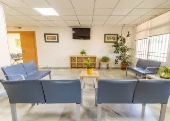 La Policía desaloja a la huésped okupa tras pasar 355 noches en el albergue juvenil de la Junta de Andalucía en Granada