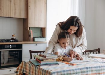 Aumento para empleadas domésticas: ¿cuánto cobra una niñera en marzo?