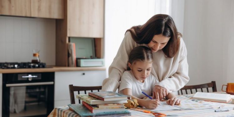 Aumento para empleadas domésticas: ¿cuánto cobra una niñera en marzo?