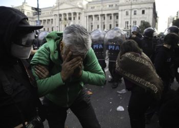 Avanzan con múltiples denuncias penales y pedidos de interpelación al Gobierno