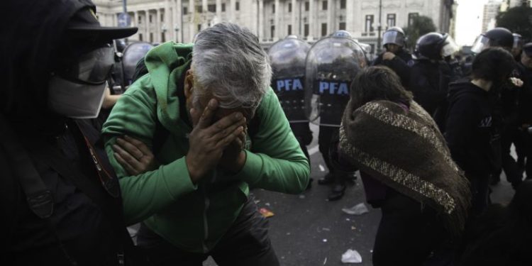 Avanzan con múltiples denuncias penales y pedidos de interpelación al Gobierno