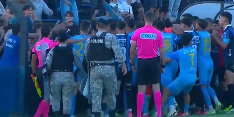 Batalla campal en Liverpool vs Montevideo City Torque: cinco expulsados en una misma jugada