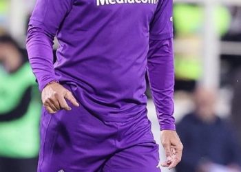 Batistuta volvió a jugar con Fiorentina: marcó un gol, fue ovacionado y se emocionó hasta las lágrimas