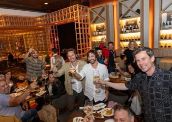 Benjamín Vicuña festejó junto al elenco de El silencio de Marcos Tremmer en Provence, el wine bar de Enjoy Punta del Este