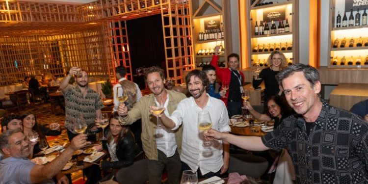 Benjamín Vicuña festejó junto al elenco de El silencio de Marcos Tremmer en Provence, el wine bar de Enjoy Punta del Este