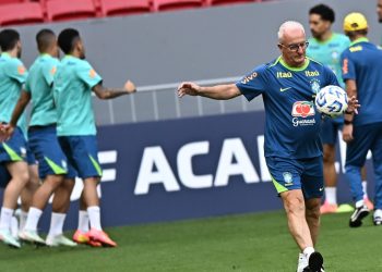 Brasil cambia medio equipo contra Argentina