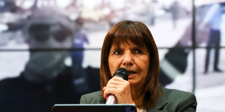 Bullrich advirtió que creará una ley “para la prohibición total” de las barrabravas tras la marcha de Jubilados