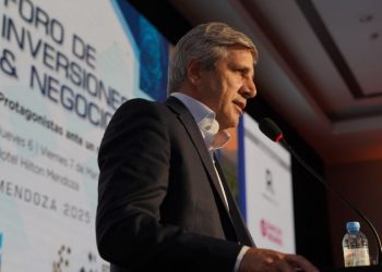 Caputo dijo que el acuerdo con el FMI es “clave” para salir del cepo y descartó una devaluación: “No va a pasar nada”