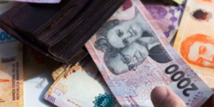 Caputo festejó los salarios “más altos en 5 años”: qué dicen los datos