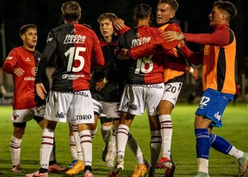 Colón arañó un punto pero no pudo ser líder