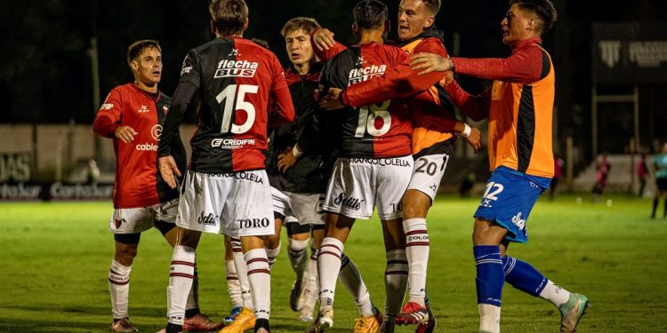 Colón arañó un punto pero no pudo ser líder