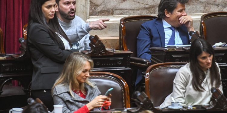 Con el apoyo de Lourdes Arrieta, la oposición consiguió quórum para tratar el criptogate