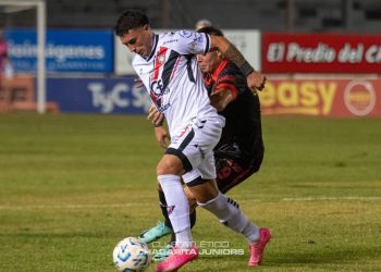 Con un Salinas inspirado, Chacarita regresó al triunfo