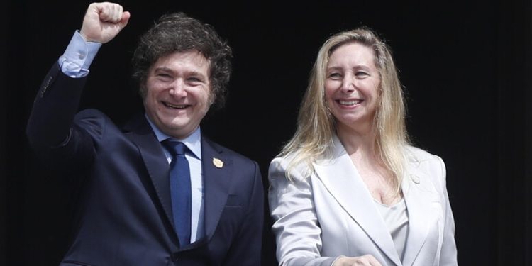 Encuesta 2: revela el impacto del criptogate en la imagen de Milei y una sorpresa