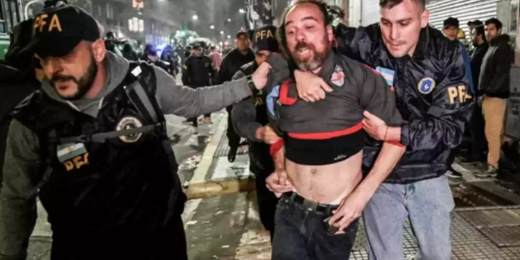 “Fracasa marcha opositora: En existosos operativos detienen a 25 manifestantes con pedidos de captura y el Congreso aprueba el acuerdo con el FMI”