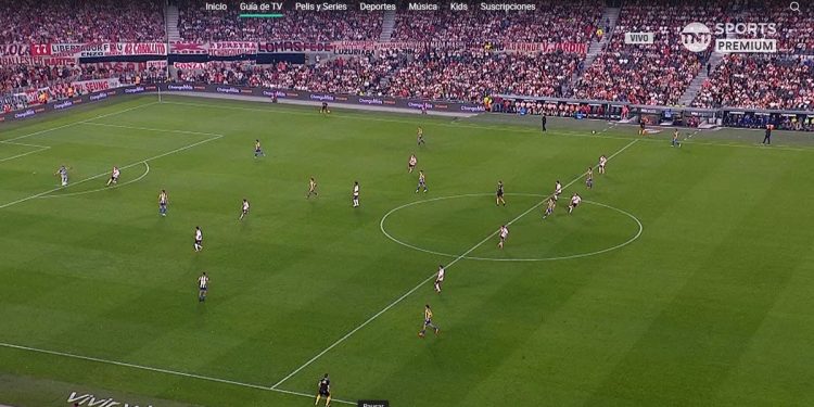El offside previo al 1-0 de Central a River que se comió el juez de línea y el gol que anuló el VAR