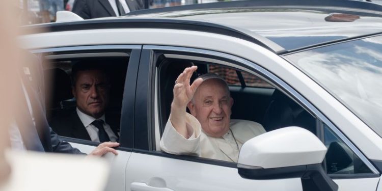 El papa Francisco fue dado de alta y reapareció en público tras 38 días de internación