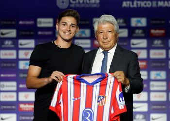 El presidente del Atlético durísimo contra el VAR por el penal anulado a Julián Álvarez: “No sé dónde vieron que tocaba dos veces”