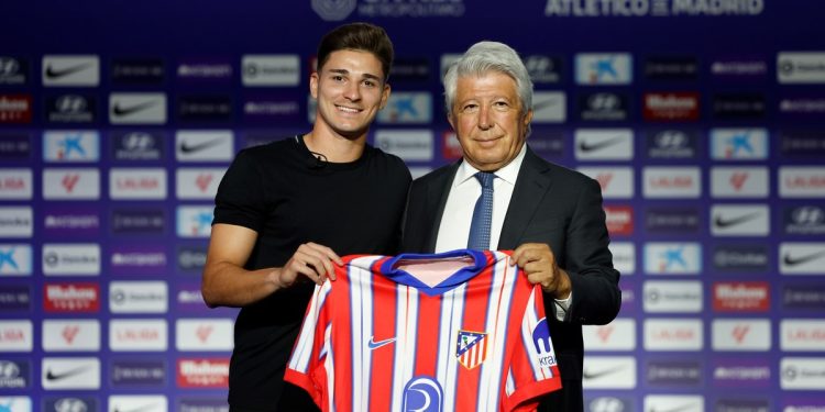 El presidente del Atlético durísimo contra el VAR por el penal anulado a Julián Álvarez: “No sé dónde vieron que tocaba dos veces”